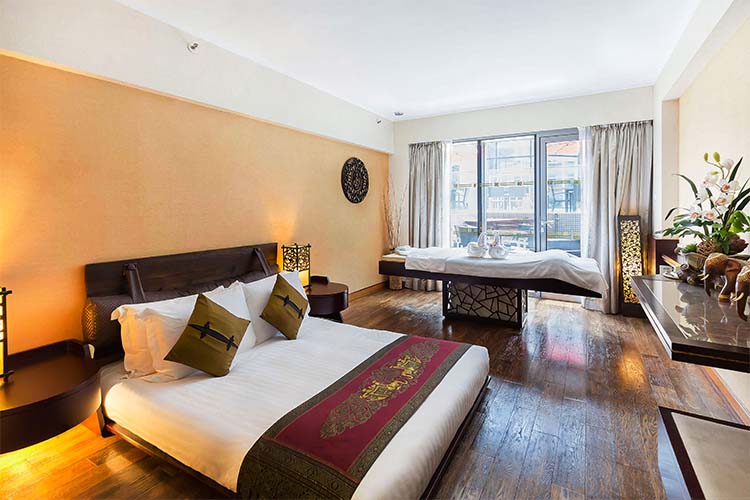 Not too much ceiling_Spa Cabana Room