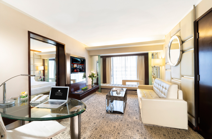 720x475_DeluxeSuite_LivingRoom_1423